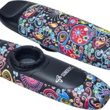 Deux kazoo musique aux motifs psychédéliques colorés sur fond noir. L'un est légèrement au-dessus de l'autre.