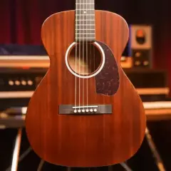 Guitare folk en bois massif, finition acajou, prête pour une session d'enregistrement.