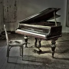 Un piano à queue poussiéreux dans une pièce abandonnée, avec une chaise usée. La hauteur du tabouret du piano semble parfaite pour jouer.