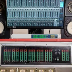 Studio d'enregistrement avec enceintes Yamaha, écran affichant une console numérique et un transducteur sonore.