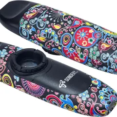 Deux kazoo musique aux motifs psychédéliques colorés sur fond noir. L'un est légèrement au-dessus de l'autre.