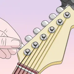 Main d'un guitariste ajustant l'accordage d'une guitare 7 cordes.