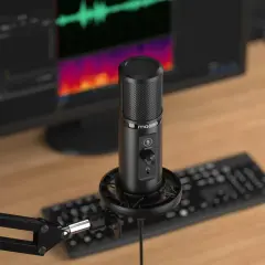 Microphone sur pied, prêt pour l'enregistrement. Sa sensibilité micro est réglable pour capturer chaque nuance sonore.