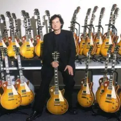 Jimmy Page, entouré de sa collection de guitares, dont une guitare iconique de Jimmy Page.