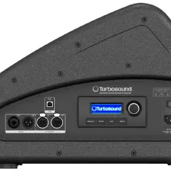 Arrière d'une enceinte Turbosound avec connectique audio, USB, Ultranet et écran de contrôle. Prête pour une sortie booth.