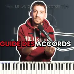 Un homme explique les accords de piano, avec un clavier visible et le texte "GUIDE DES ACCORDS".