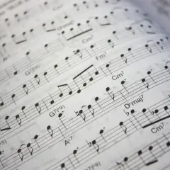 Partition musicale avec des notes et des accords, suggérant une transposition pour saxophone alto.