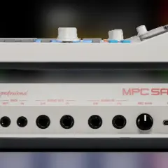 Vue de dessus et de face d'un Akai MPC Sample, avec ses connectiques et potentiomètres.