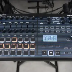 Boîte à rythmes Behringer BMX avec pads lumineux, idéale pour le sampling musical et la création de rythmes.
