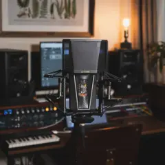 Studio d'enregistrement prêt à enregistrer une chanson. Microphone professionnel, enceintes, clavier et équipement audio.