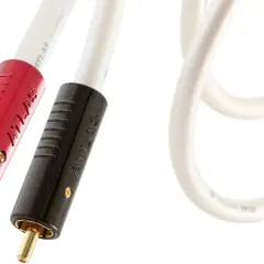 Deux câbles audio Atlas Element, un avec un jack symétrique rouge, l'autre noir, sur fond blanc.
