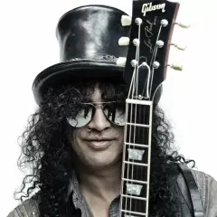 Le guitariste connu Slash, avec son chapeau haut-de-forme et ses lunettes de soleil, tient sa Gibson Les Paul.