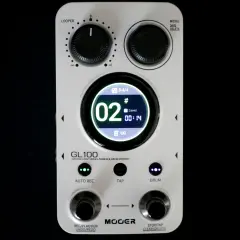 Pédale blanche Mooer GL100, un looper avec écran circulaire affichant "02" et des commandes pour la création musicale.