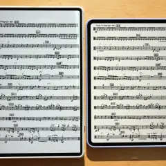 Deux partitions musicales affichées sur des tablettes, montrant des nuances en musique, du pianissimo au fortissimo, avec des indications de tempo et de dynamique.
