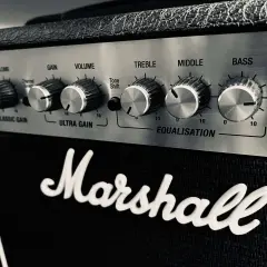 Gros plan sur le panneau de contrôle d'un ampli Marshall, avec les boutons de réglage du son (Volume, Gain, Treble, Middle, Bass) et le logo emblématique.