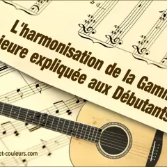 Une guitare repose sur des partitions de musique. Le texte "L'harmonisation de la Gamme Majeure expliquée aux Débutants" est visible.