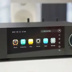 Lecteur audio réseau Eversolo DMP-A6 affichant des options comme "Music", "Streaming", "Files", "Source", "Apps", "Settings". Il supporte les fichiers DSD.