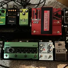 Pédalier de guitare avec de nombreux effets. On y voit notamment un Whammy DT, un DL4 MkII, un compresseur, et un noise gate.