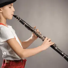 Jeune fille au chapeau noir jouant de la clarinette, explorant sa tessiture.