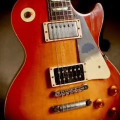 Guitare électrique rouge et orange, prête à produire son fameux "twang".