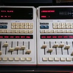 Deux unités Lexicon 224 XL et 480 L, des classiques pour le **reverb def**, avec leurs potentiomètres et écrans LED.