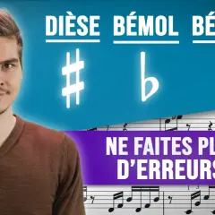 Un jeune homme pense à la musique, avec les symboles dièse, bémol et bécarre. Apprenez le piano sans erreurs !
