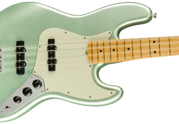 Basse jazz ou precision d'un vert métallisé scintillant, avec un manche en érable clair et des micros noirs.