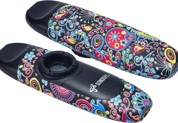 Deux kazoo musique aux motifs psychédéliques colorés sur fond noir. L'un est légèrement au-dessus de l'autre.