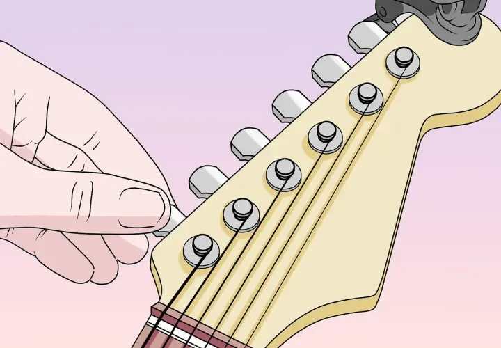 Main d'un guitariste ajustant l'accordage d'une guitare 7 cordes.
