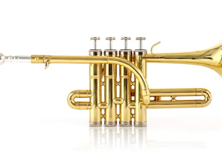 Une trompette en laiton brillant, prête à jouer une mélodie joyeuse. Ses pistons sont alignés, attendant le souffle du musicien.
