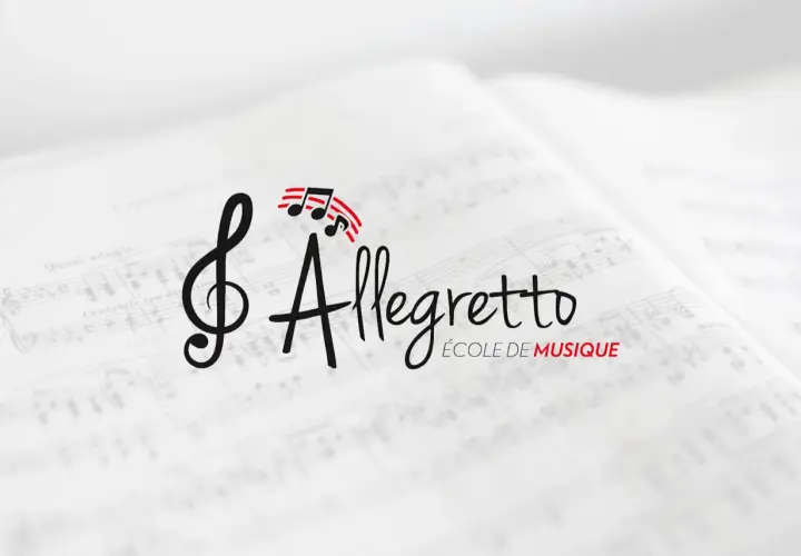 Une partition ouverte avec le mot "Allegretto" en gros caractères, accompagné de notes de musique et du texte "ÉCOLE DE MUSIQUE". Le tempo allegretto invite à une mélodie joyeuse.