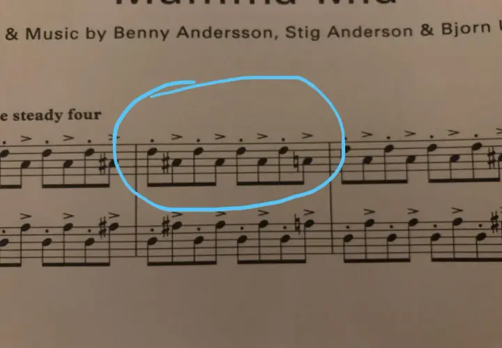Partition de "Mamma Mia" avec des notes de si # piano. La partition montre des notes de musique avec des dièses.
