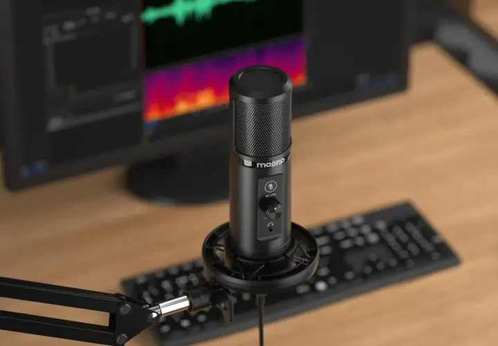 Microphone sur pied, prêt pour l'enregistrement. Sa sensibilité micro est réglable pour capturer chaque nuance sonore.