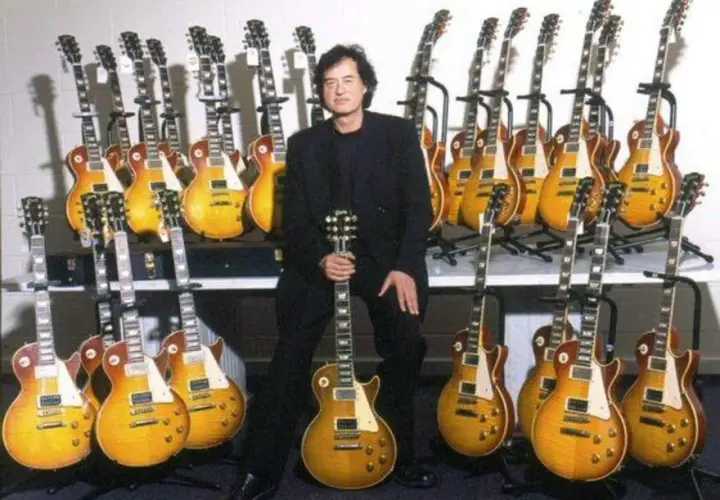 Jimmy Page, entouré de sa collection de guitares, dont une guitare iconique de Jimmy Page.