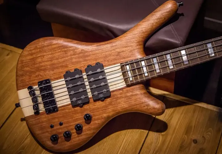 Guitare basse en bois naturel, prête pour un solo de basse endiablé.
