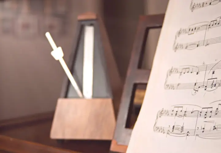 Partition de musique avec un métronome réglé sur un tempo moderato.