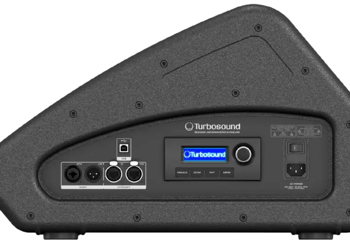 Arrière d'une enceinte Turbosound avec connectique audio, USB, Ultranet et écran de contrôle. Prête pour une sortie booth.