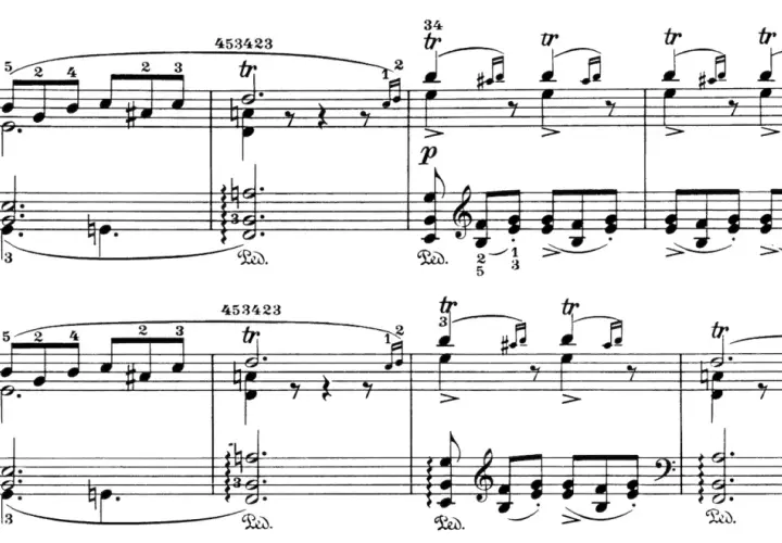 Extrait de partition de piano. La notation "tr" indique un trille, une ornementation musicale rapide et répétée.