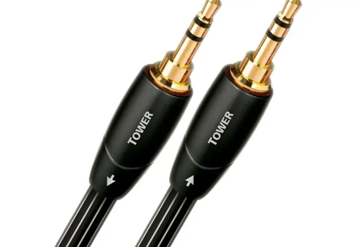 Deux prises audio jack 3.5mm plaquées or, marque "TOWER", pour une prise audio de qualité.