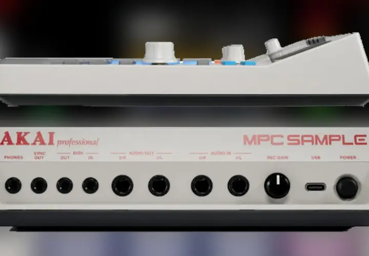 Vue de dessus et de face d'un Akai MPC Sample, avec ses connectiques et potentiomètres.