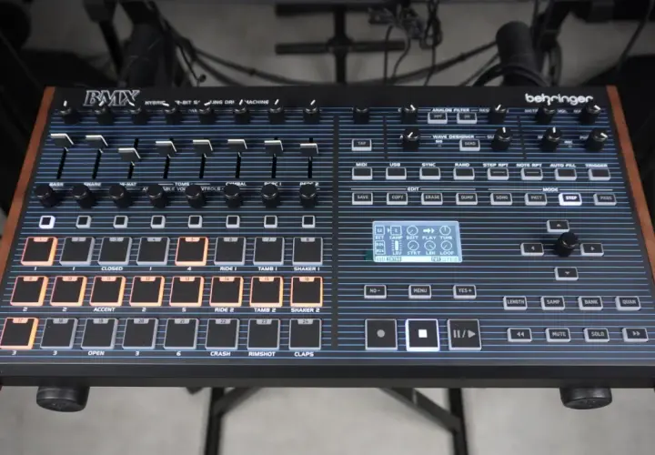 Boîte à rythmes Behringer BMX avec pads lumineux, idéale pour le sampling musical et la création de rythmes.
