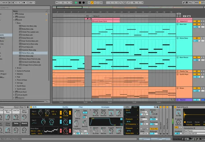 Un logiciel de mixage DJ affiche une grille de composition musicale avec des pistes de basse et de synthé. Des notes MIDI sont visibles, prêtes à être arrangées.