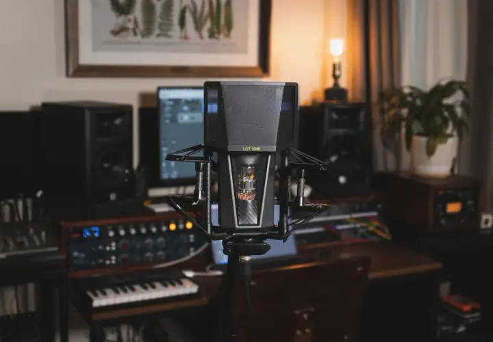Studio d'enregistrement prêt à enregistrer une chanson. Microphone professionnel, enceintes, clavier et équipement audio.