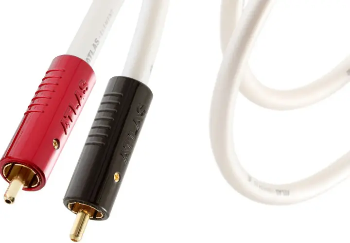 Deux câbles audio Atlas Element, un avec un jack symétrique rouge, l'autre noir, sur fond blanc.
