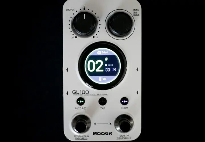 Pédale blanche Mooer GL100, un looper avec écran circulaire affichant "02" et des commandes pour la création musicale.