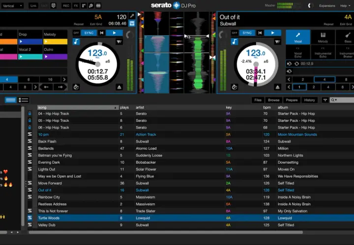 Interface de Serato DJ Pro sur iPad, affichant deux platines virtuelles, des formes d'onde et une bibliothèque musicale.