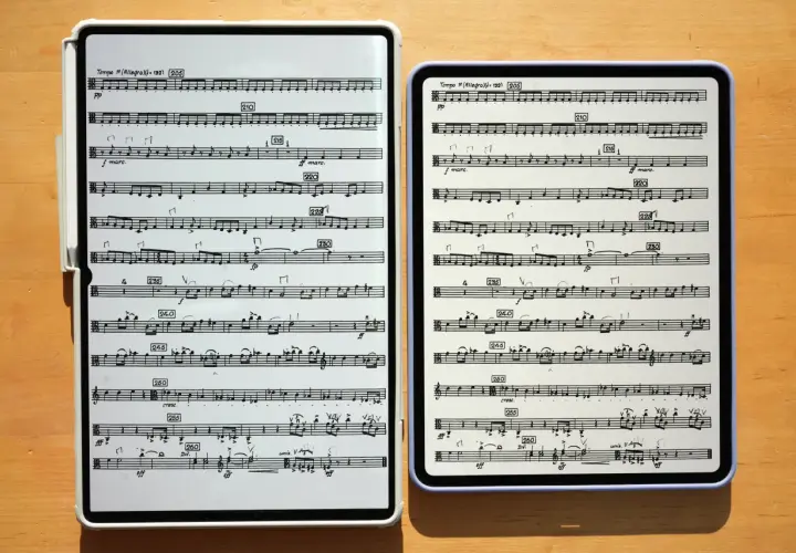 Deux partitions musicales affichées sur des tablettes, montrant des nuances en musique, du pianissimo au fortissimo, avec des indications de tempo et de dynamique.