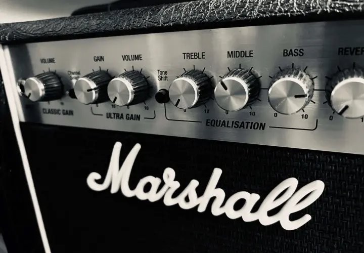 Gros plan sur le panneau de contrôle d'un ampli Marshall, avec les boutons de réglage du son (Volume, Gain, Treble, Middle, Bass) et le logo emblématique.
