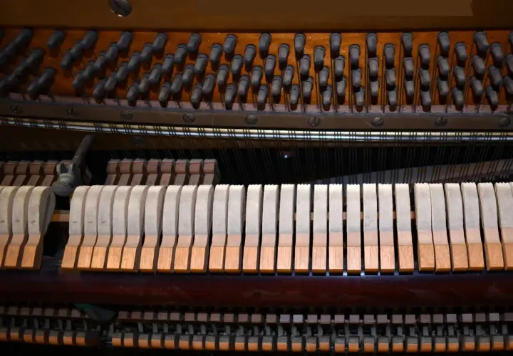 Mécanisme interne d'un piano : marteaux prêts à frapper les cordes. Voici comment fonctionne un piano : chaque touche actionne un marteau.
