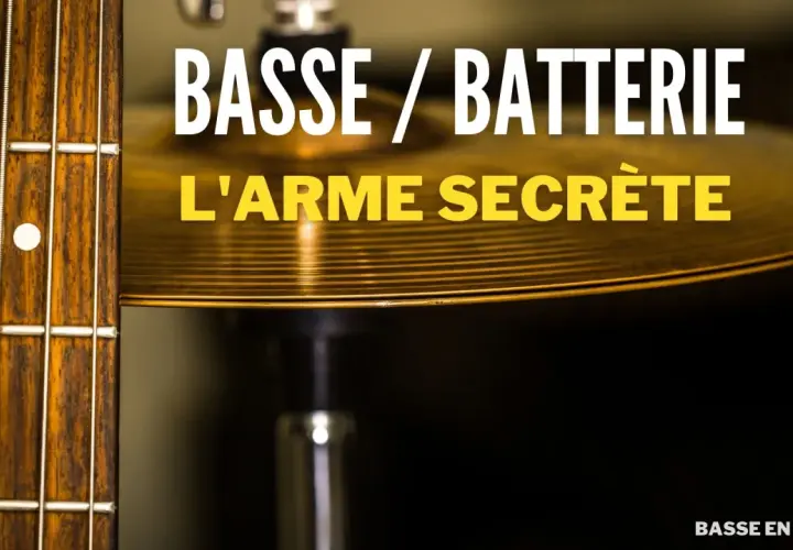 Gros plan sur le manche d'une basse et une cymbale de batterie. Le texte "BASSE / BATTERIE L'ARME SECRÈTE" suggère que la musique basse est essentielle.